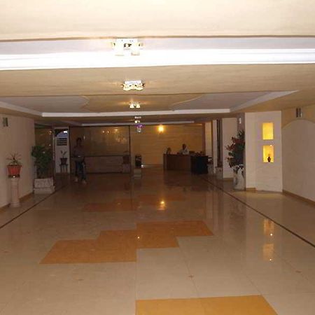 Hotel Maan Residency 阿穆达巴 外观 照片
