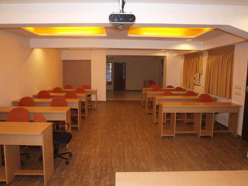 Hotel Maan Residency 阿穆达巴 外观 照片