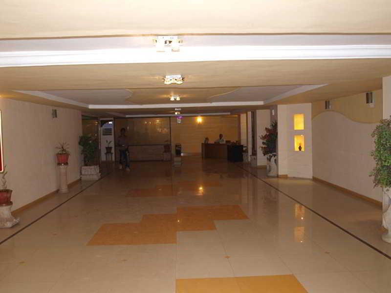 Hotel Maan Residency 阿穆达巴 外观 照片