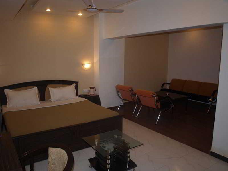 Hotel Maan Residency 阿穆达巴 外观 照片