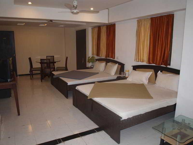 Hotel Maan Residency 阿穆达巴 外观 照片